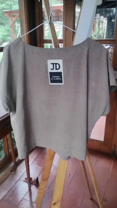 Polera beige con diseño naranja artesanal - miniatura 5