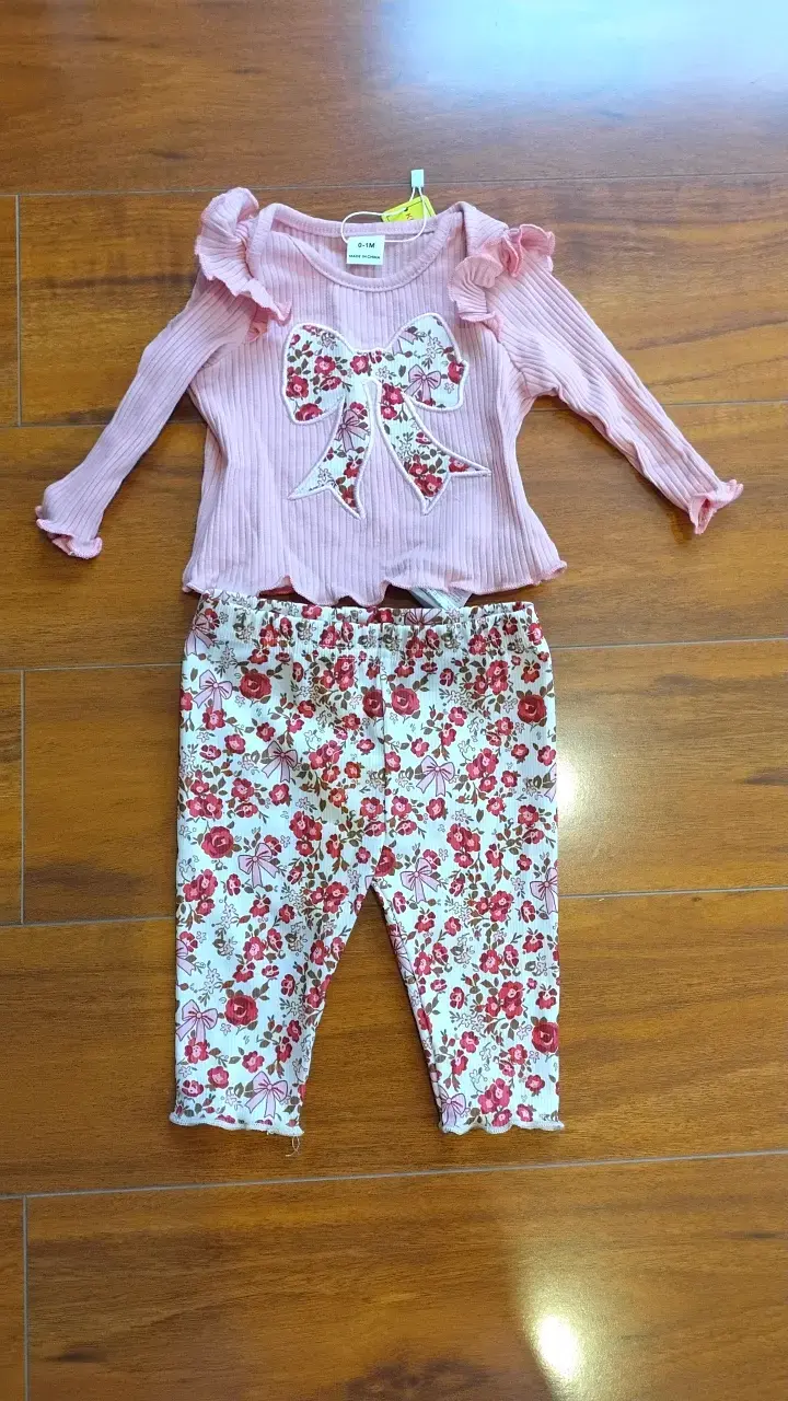 Conjunto de bebé rosa con lazo y flores