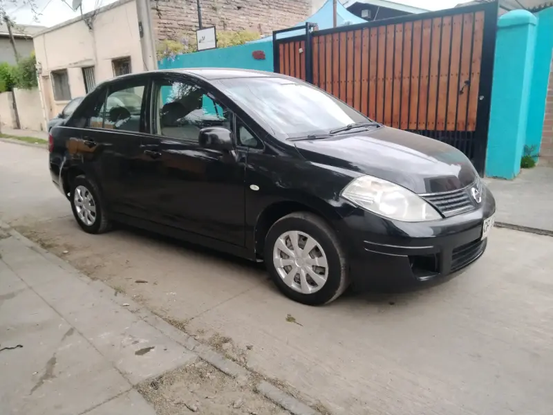 Auto Nissan Tiida 2010 en buen estado - 2
