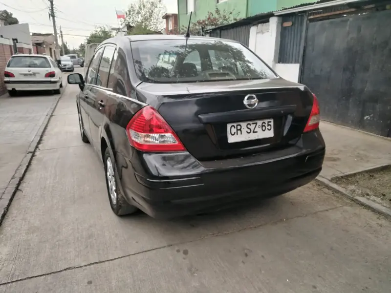 Auto Nissan Tiida 2010 en buen estado - 3