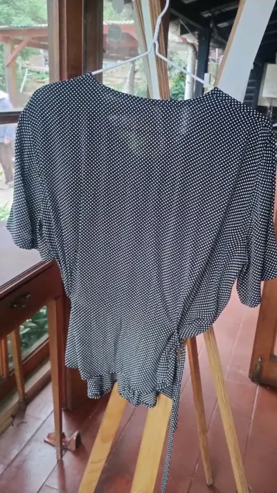 Blusa de lunares negra con lazo - miniatura 4