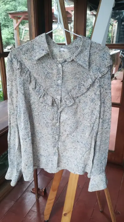 Blusa estampada con volantes para mujer - miniatura 1