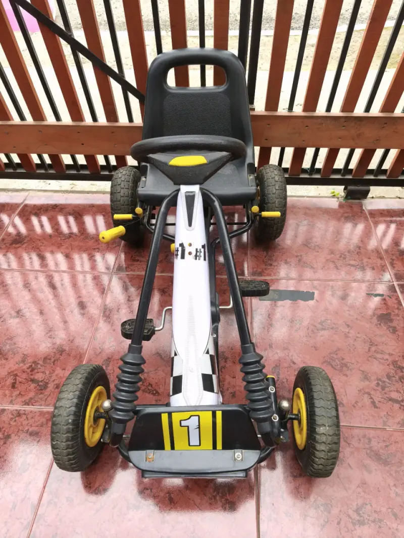 Kart a pedales para niños con diseño de carreras - 1