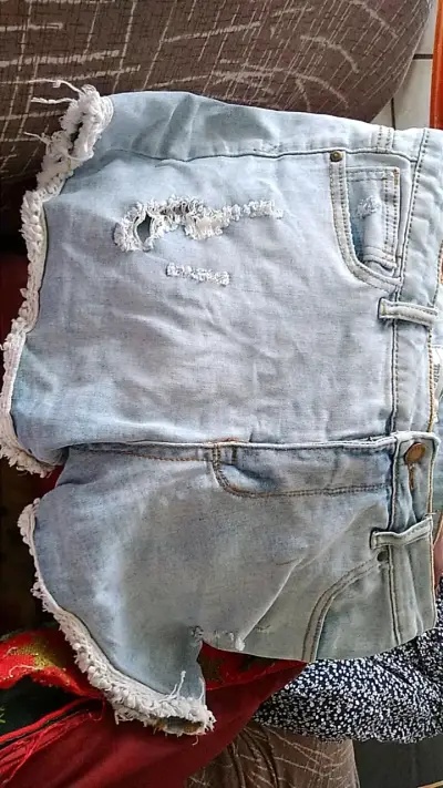 Shorts de mezclilla con diseño desgastado - miniatura 1
