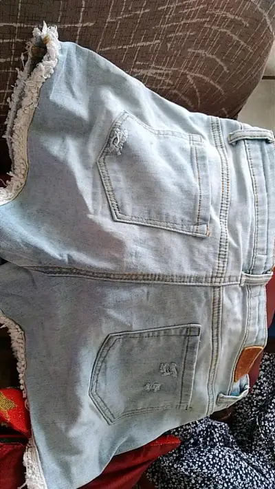Shorts de mezclilla con diseño desgastado - miniatura 2