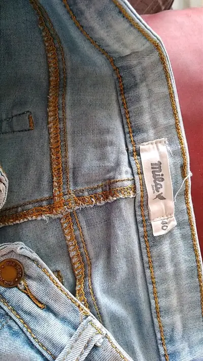 Shorts de mezclilla con diseño desgastado - miniatura 3