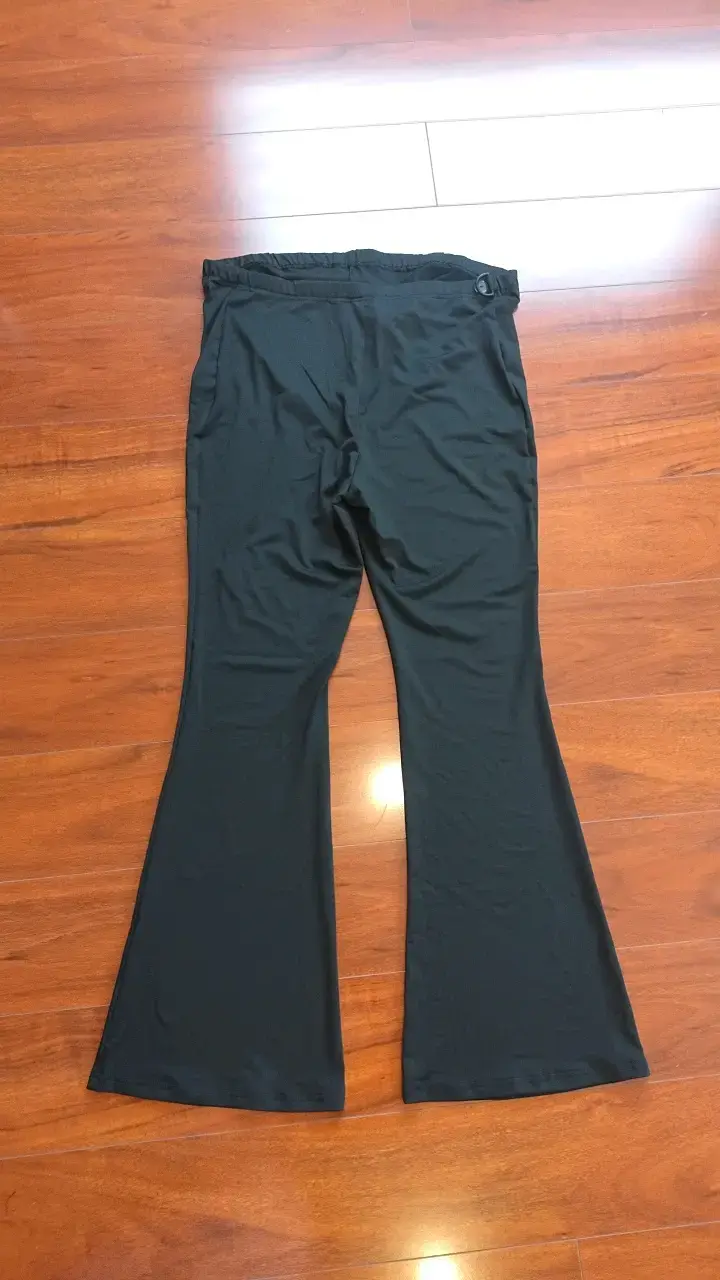 Pantalones negros acampanados para mujer