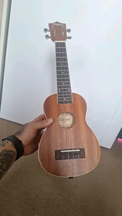 Ukulele de madera alaguez en buen estado - miniatura 1
