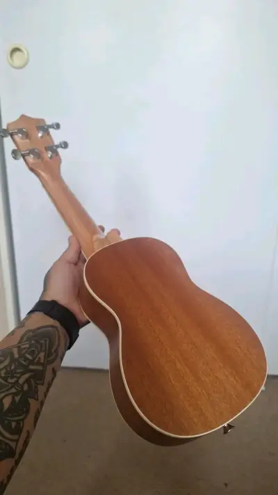 Ukulele de madera alaguez en buen estado - miniatura 2