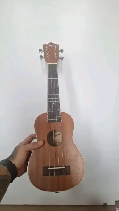 Ukulele de madera alaguez en buen estado - miniatura 3