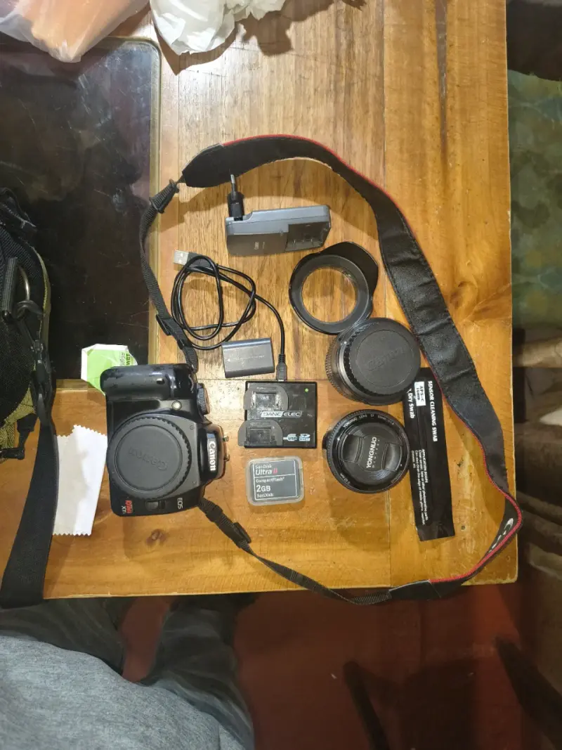 Cámara Canon EOS con accesorios y lentes - 2