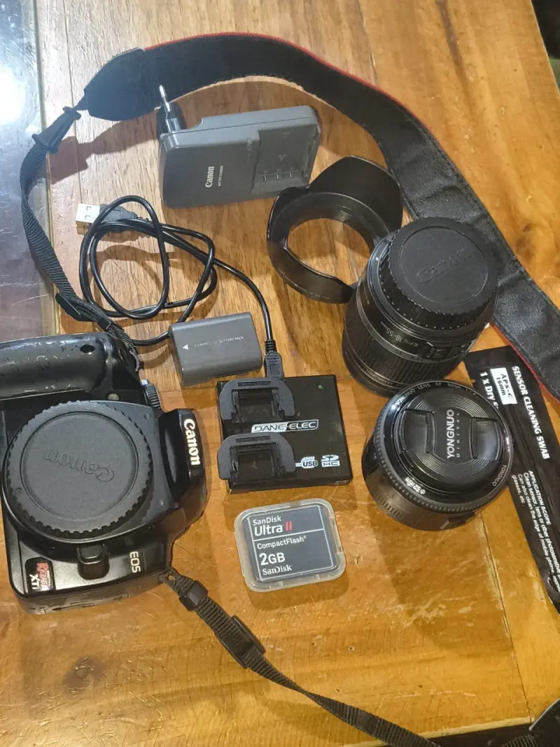Cámara Canon EOS con accesorios y lentes - 3