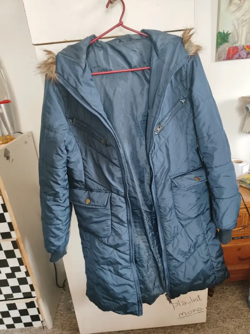 Chaqueta azul con capucha de pelo sintético