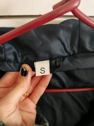 Chaqueta azul con capucha de pelo sintético - miniatura 2