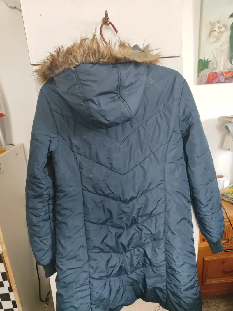 Chaqueta azul con capucha de pelo sintético - 3