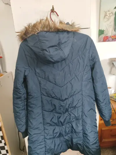 Chaqueta azul con capucha de pelo sintético - miniatura 3