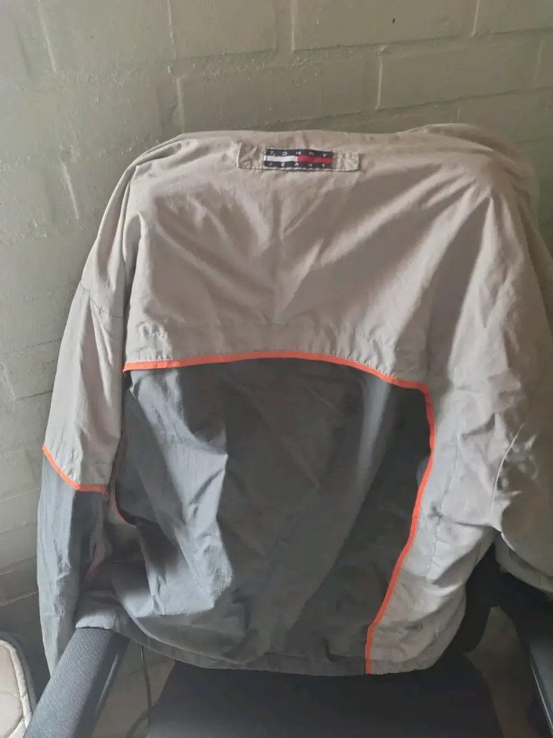 Cortaviento Tommy Hilfiger gris y naranja - 3
