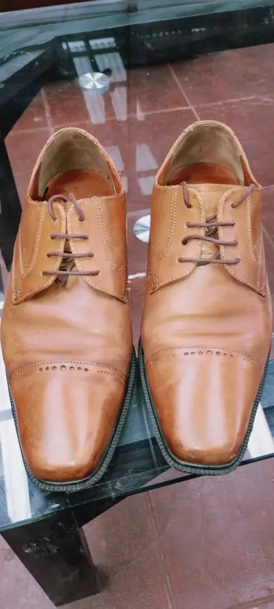 Zapatos de vestir de cuero marrón. Guante - miniatura 1