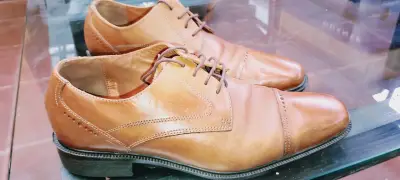 Zapatos de vestir de cuero marrón. Guante - miniatura 2
