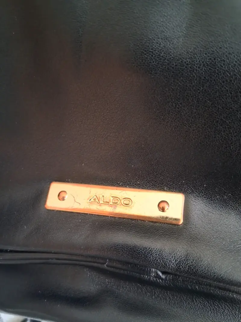 Mochila negra de cuero sintético Aldo con diseño geométrico - 5