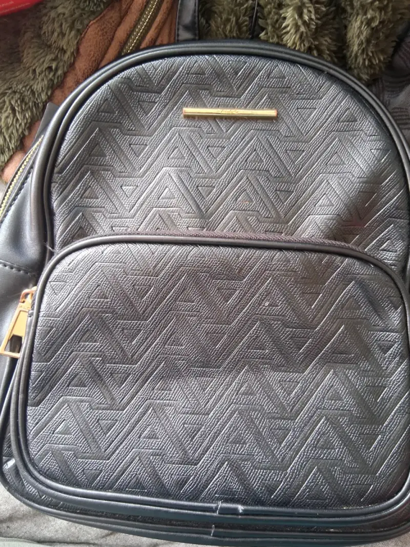 Mochila negra de cuero sintético Aldo con diseño geométrico - 7