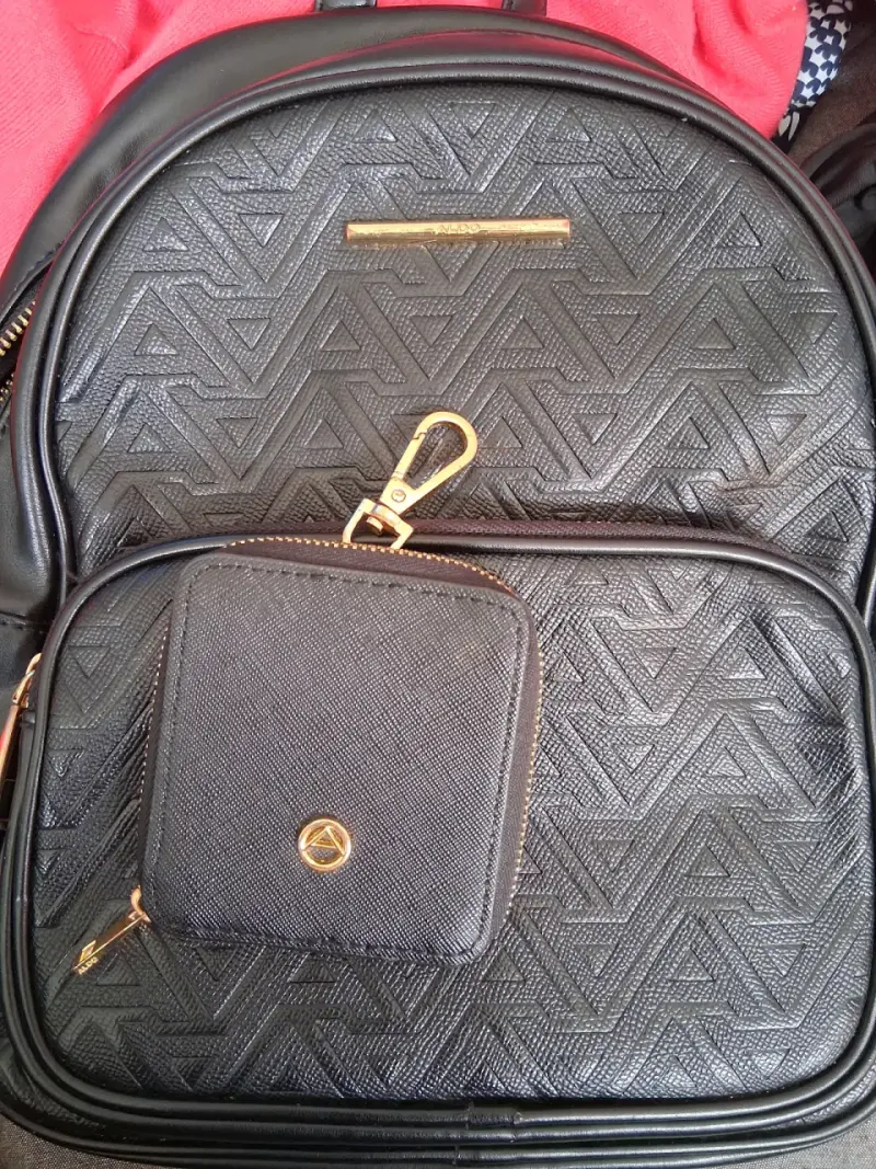 Mochila negra de cuero sintético Aldo con diseño geométrico - 10