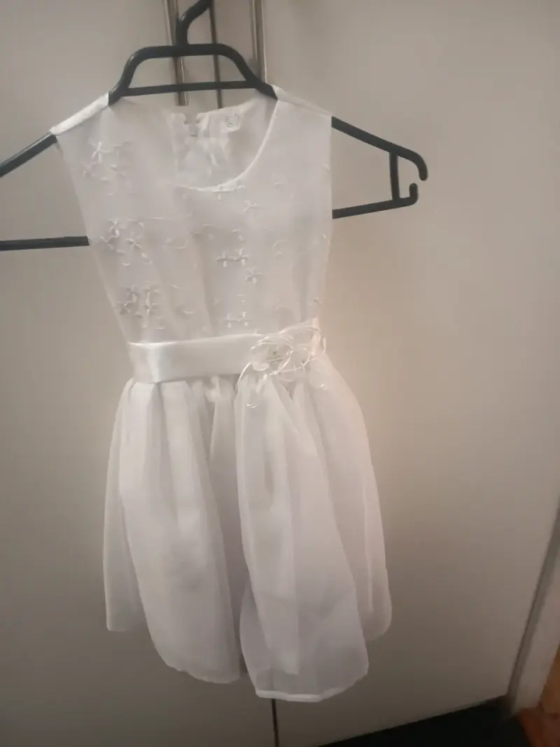 Vestido de niña blanco con detalles florales - 1