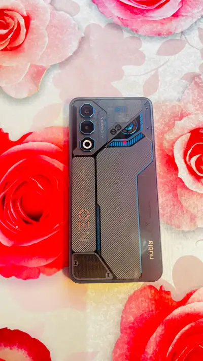 Smartphone Nubia Neo GT con diseño futurista - miniatura 1