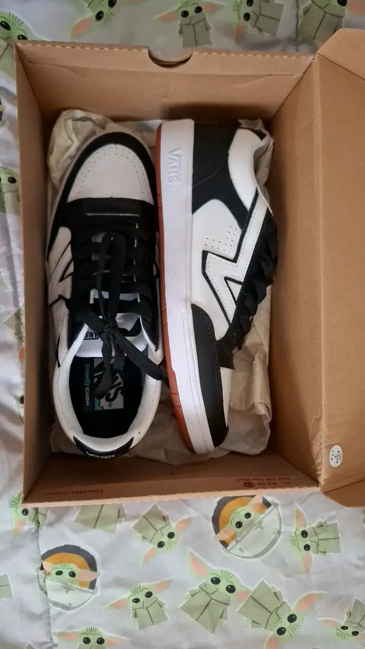 Zapatillas Vans negras y blancas unisex - 1