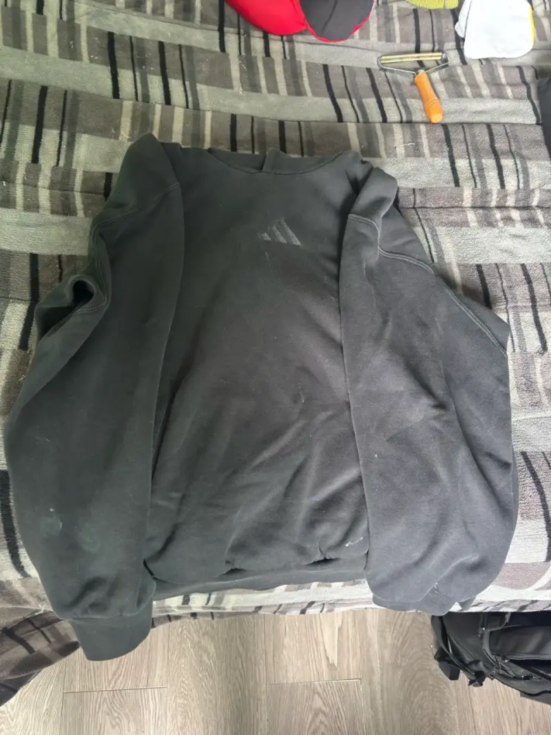 Polerón negro Adidas con logo discreto