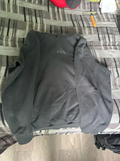 Polerón negro Adidas con logo discreto - miniatura 1