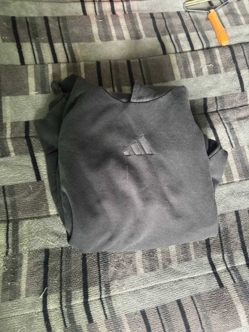 Polerón negro Adidas con logo discreto - 2