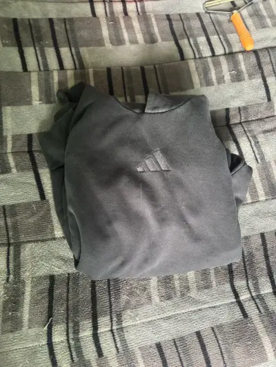 Polerón negro Adidas con logo discreto - miniatura 2