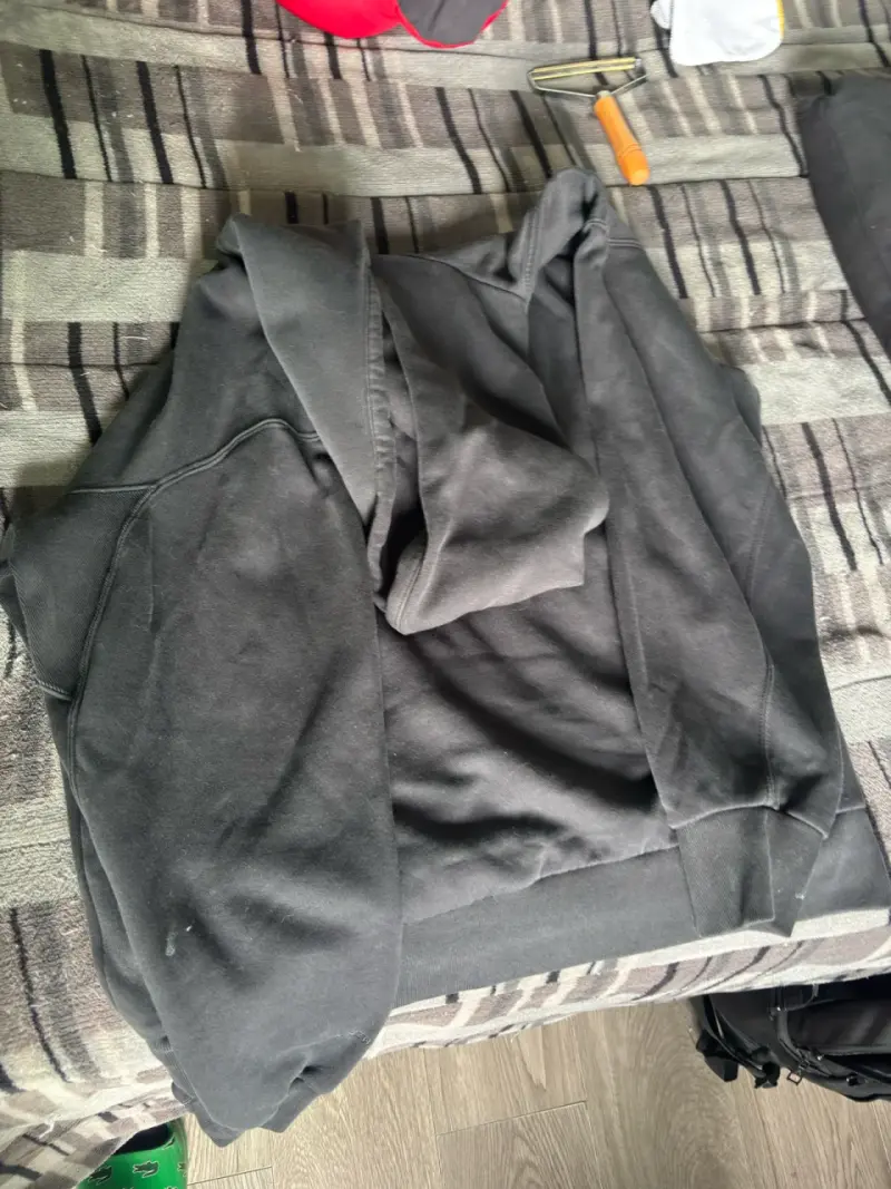 Polerón negro Adidas con logo discreto - 3