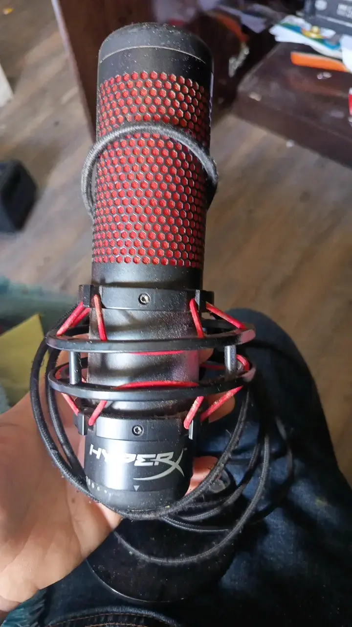 Micrófono HyperX con soporte antivibración