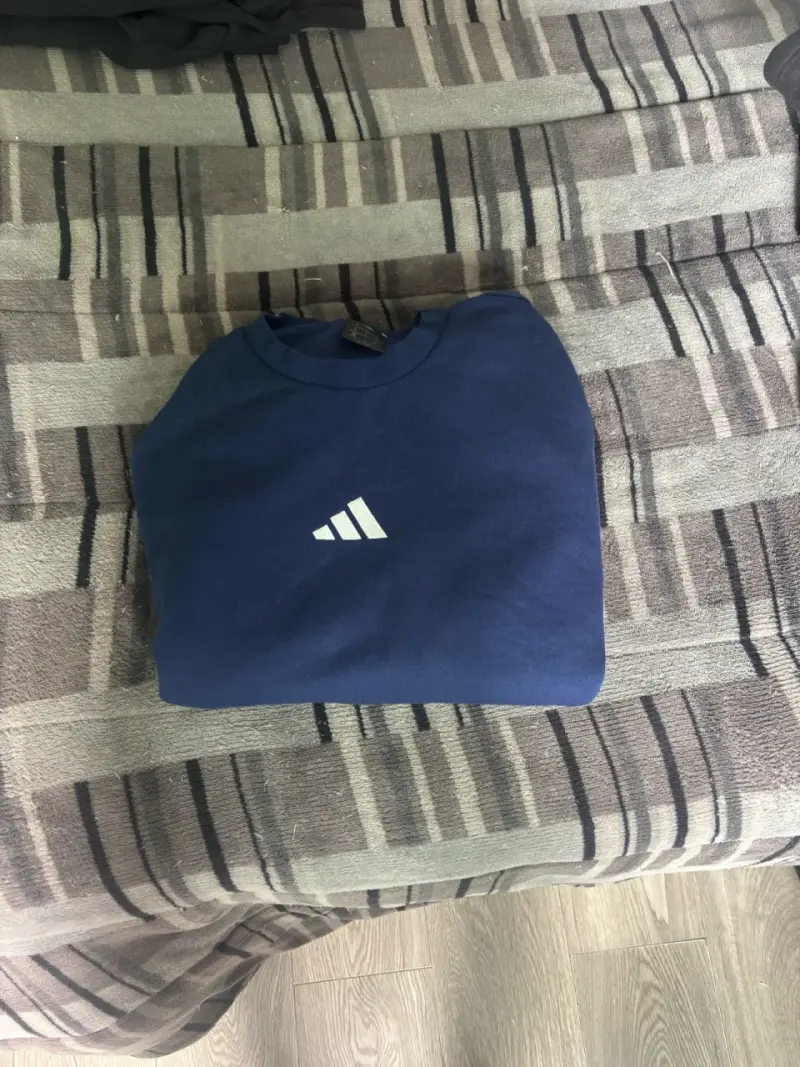 Polerón azul Adidas con diseño moderno - 1