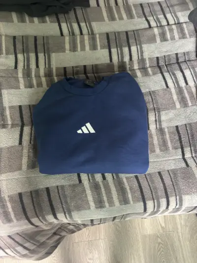 Polerón azul Adidas con diseño moderno - miniatura 1