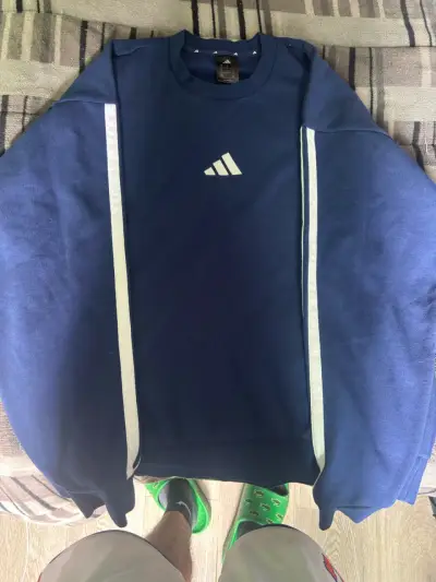Polerón azul Adidas con diseño moderno - miniatura 2