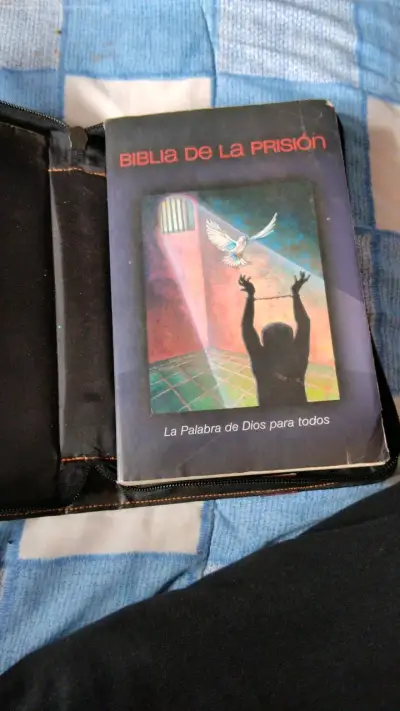 Biblia de la Prisión con funda de cuero - miniatura 2