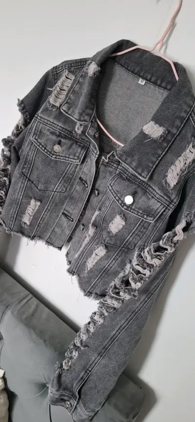 Chaqueta de mezclilla gris desgastada para mujer - miniatura 1