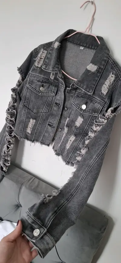 Chaqueta de mezclilla gris desgastada para mujer - miniatura 2