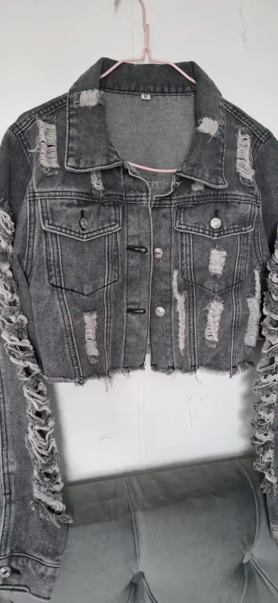 Chaqueta de mezclilla gris desgastada para mujer - miniatura 3