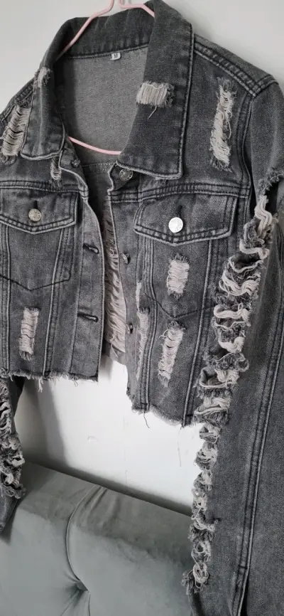 Chaqueta de mezclilla gris desgastada para mujer - miniatura 5