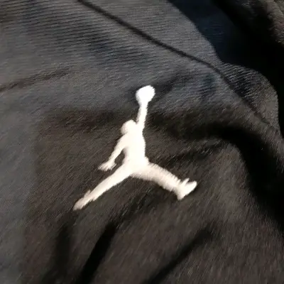 Polerón con capucha negro Jordan logo bordado - miniatura 4