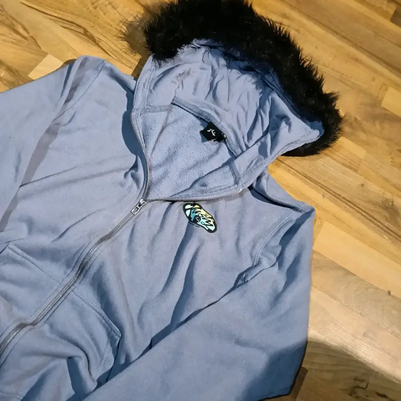 Polerón azul con capucha y forro de peluche