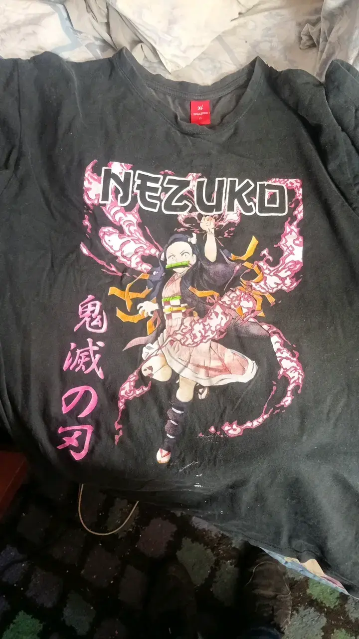 Polera Nezuko Kimetsu no Yaiba Negra