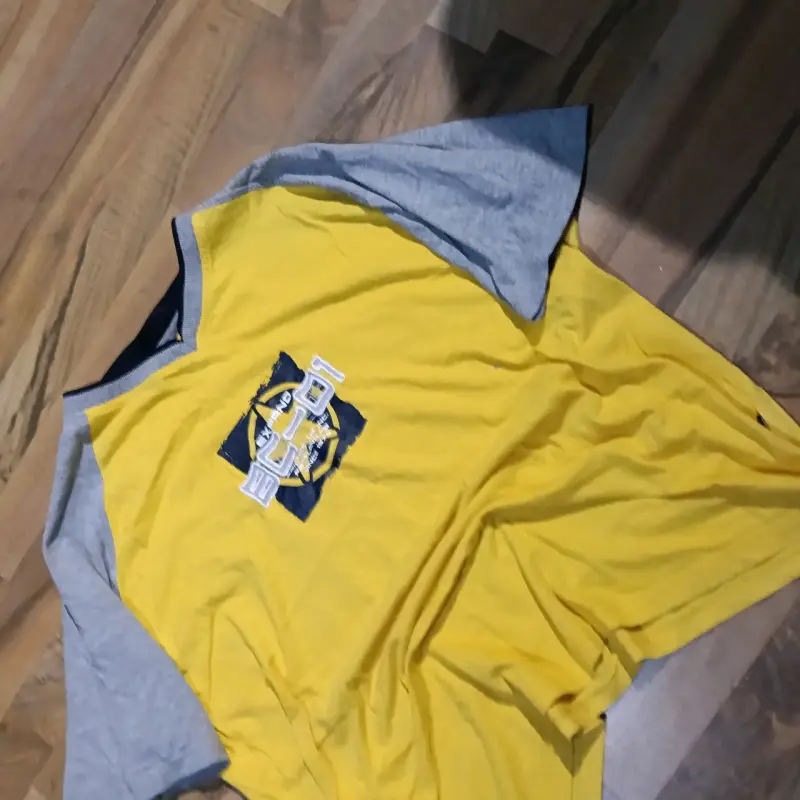 Polera amarilla con diseño estampado