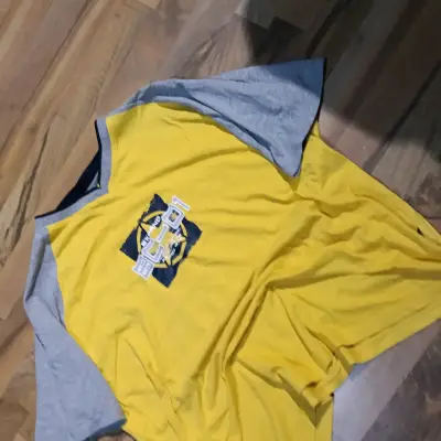 Polera amarilla con diseño estampado - miniatura 1