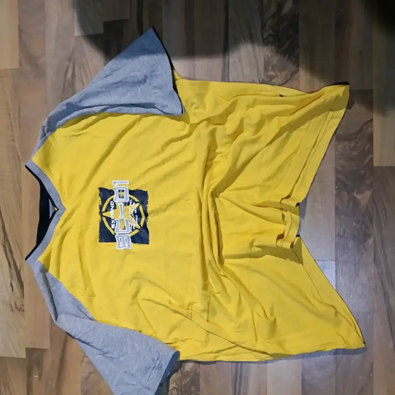 Polera amarilla con diseño estampado - 2