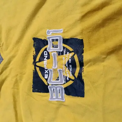 Polera amarilla con diseño estampado - miniatura 4
